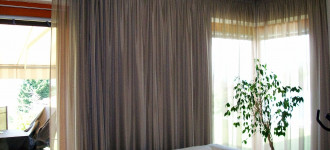 Realizace- Dům-obývací pokoj- šedé záclony na stropní kolejnici
