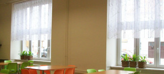 Realizace- Školní jídelna Slavonín- záclony na kolejnicích vsazené v oknech